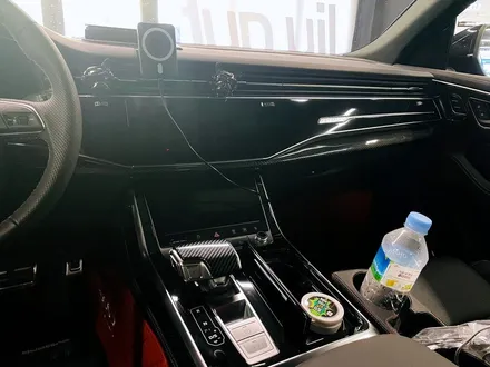 아우디 Q8 50TDI 블랙팩 + 실내 카본트림 교체. 인테리어와 익스테리어 모두 시크하게.