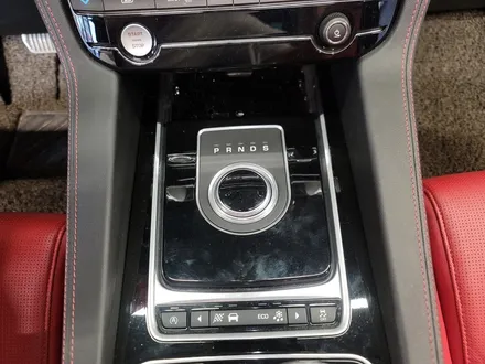 재규어 F페이스 리츠 스마트 엠비언트. 원하는 곳에 엠비언트로 포인트 주기.
