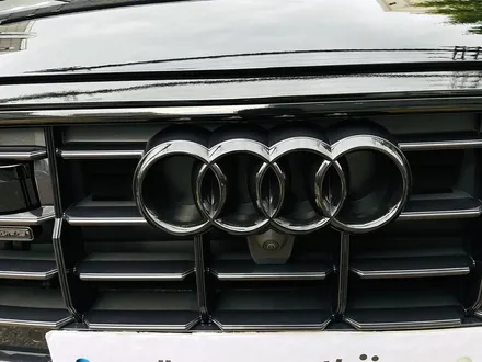 아우디 Q8 50TDI 블랙팩 + 실내 카본트림 교체. 인테리어와 익스테리어 모두 시크하게.