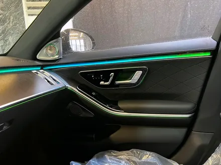 벤츠 W223 S클래스 액티브엠비언트 + 순정 부메스터 4D. 화려한 퍼포먼스, 액티브엠비언트.