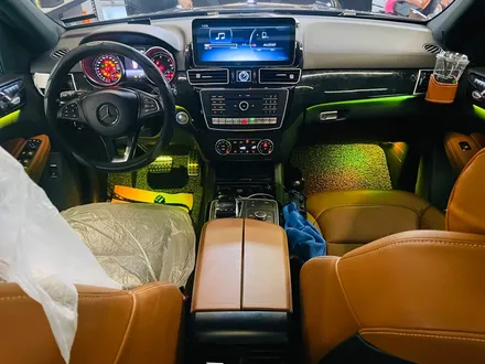 벤츠 W166 GLE350 리츠 스마트 엠비언트 시공. 벤츠 인테리어에 어울리는 감각적인 분위기.