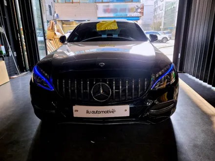 벤츠 W205 C클래스 블루 헤드라이트. 감각적인 환영의 인사.