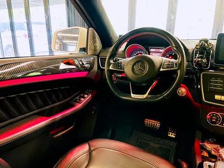 벤츠 W166 GLE350 리츠 스마트 엠비언트. GLE 인테리어에 어울리는 감각적인 분위기.