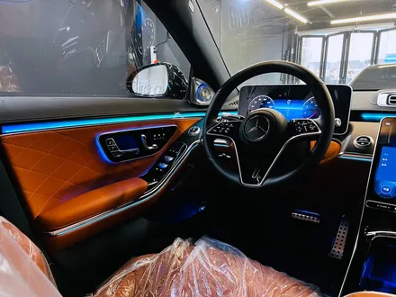 벤츠 W223 S클래스 액티브엠비언트 + 순정 부메스터 4D. 화려한 퍼포먼스, 액티브엠비언트.