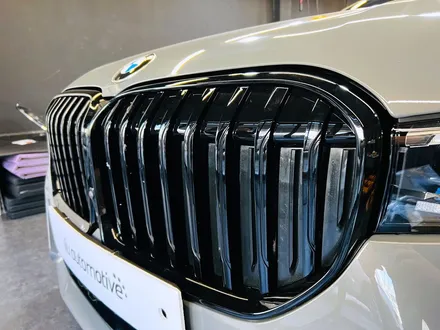 BMW G12 7시리즈 익스테리어 바디 패키지. 블랙 그릴 + 사이드미러 + 카본 스포일러.