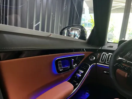 벤츠 W223 S클래스 순정 4D 부메스터 + 액티브 엠비언트 옵션 패키지.