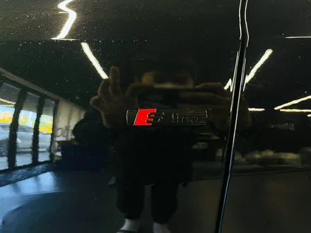 아우디 Q8 50TDI 블랙팩 + 실내 카본트림 교체. 인테리어와 익스테리어 모두 시크하게.
