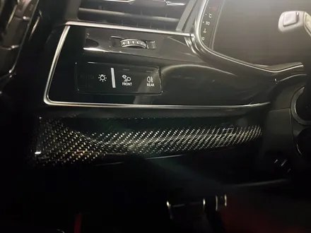 아우디 Q8 50TDI 블랙팩 + 실내 카본트림 교체. 인테리어와 익스테리어 모두 시크하게.