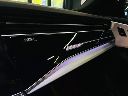 아우디 Q8 50TDI 블랙팩 + 실내 카본트림 교체. 인테리어와 익스테리어 모두 시크하게.