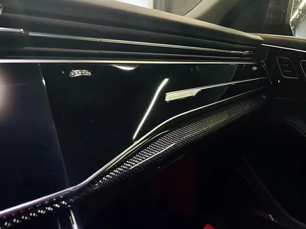 아우디 Q8 50TDI 블랙팩 + 실내 카본트림 교체. 인테리어와 익스테리어 모두 시크하게.
