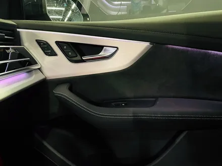 아우디 Q8 50TDI 블랙팩 + 실내 카본트림 교체. 인테리어와 익스테리어 모두 시크하게.