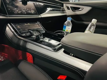 아우디 Q8 50TDI 블랙팩 + 실내 카본트림 교체. 인테리어와 익스테리어 모두 시크하게.