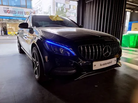 벤츠 W205 C클래스 블루 헤드라이트. 감각적인 환영의 인사.