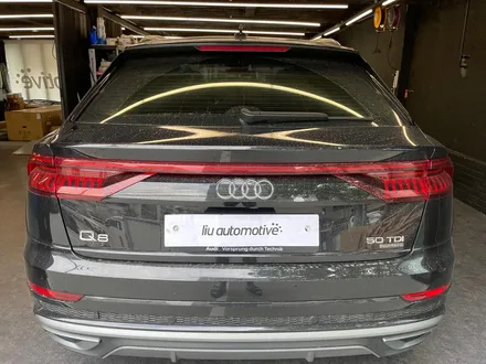 아우디 Q8 블랙팩 50TDI. 엠블럼까지 완벽한 블랙팩 시공.