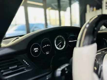 포르쉐 992 GTS 화이트 타코미터 컬러 변경.