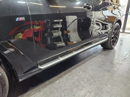 BMW X7 M60 버전 사이드스커트 교체 블랙팩.