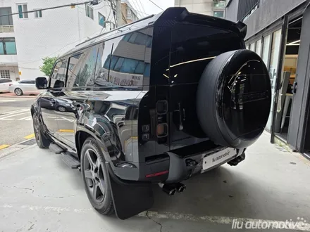 랜드로버 디펜더 블랙 007 바디킷 교체 패키지.