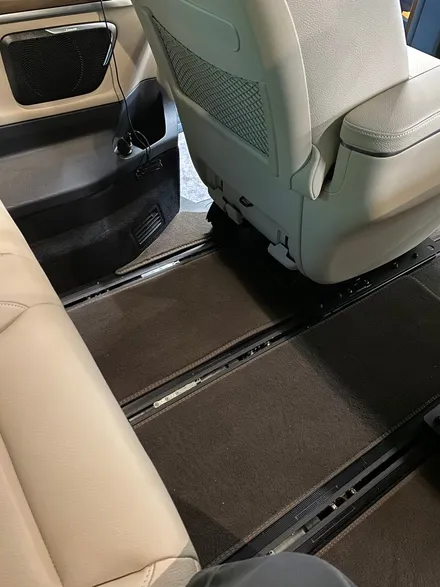벤츠 W447 V클래스 V250d V300d 매트릭스 리무진 패키지. 폴딩모니터 + 엠비언트 패키지 + 순정 항공시트 + 리츠 커스텀 매트.