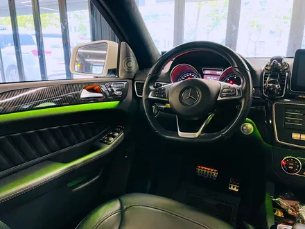 벤츠 W166 GLE350 리츠 스마트 엠비언트. GLE 인테리어에 어울리는 감각적인 분위기.