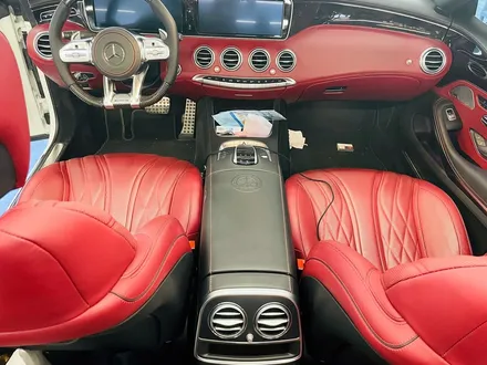 벤츠 W222 S63 AMG 터빈 송풍구 벤츠 W222 S63 AMG 카브리올레 엠비언트 패키지 전후석 송풍구 모두에 엠비언트 더하기.