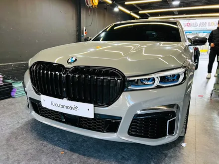BMW G12 7시리즈 익스테리어 바디 패키지. 블랙 그릴 + 사이드미러 + 카본 스포일러.