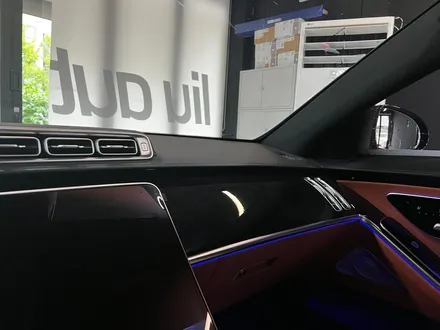 벤츠 W223 S클래스 순정 4D 부메스터 + 액티브 엠비언트 옵션 패키지.