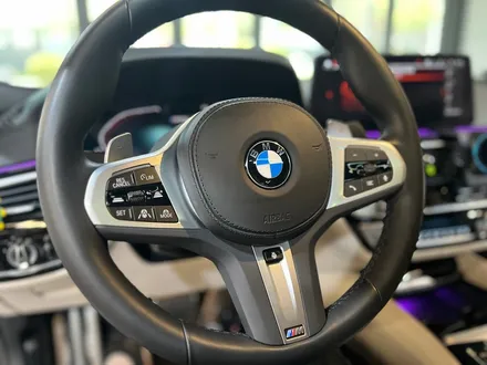 BMW G30 5시리즈 M550i 크리스탈 패키지 + M1M2 버튼 + 카본 패들시프트.
