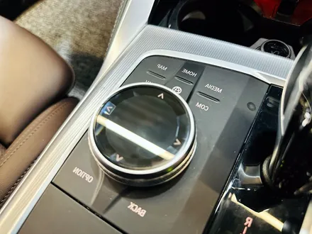 BMW G22 4시리즈 크리스탈 기어봉 교체 시공 작업.