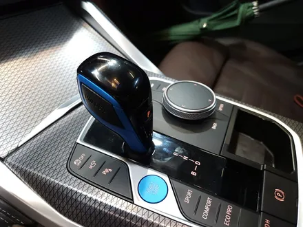 BMW i4 크리스탈 기어노브.