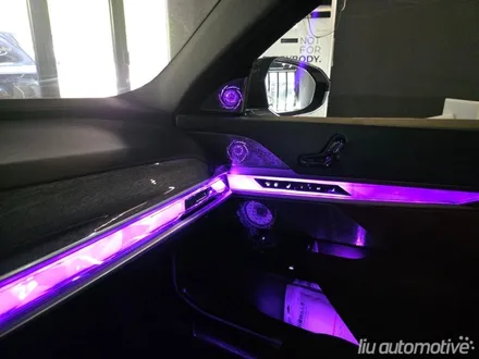 BMW G70 7시리즈 스카이라운지 선루프 + 엠비언트 스피커 확장.