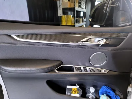 BMW F15 X5 실내 인테리어 카본트림 세트. 간단한 장착에 확실한 변화.