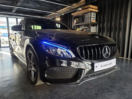벤츠 W205 C클래스 블루 헤드라이트. 감각적인 환영의 인사.