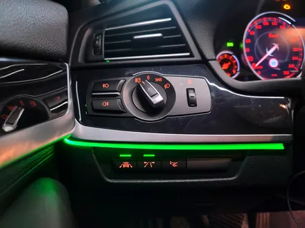 BMW F10 5시리즈 리츠 스마트 RGB 엠비언트. 순정 부품 훼손 걱정 없는 깔끔한 엠비언트 시공.
