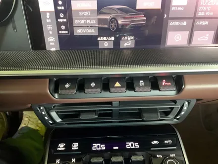 포르쉐 992 카레라 터보S 스포츠 배기 버튼.