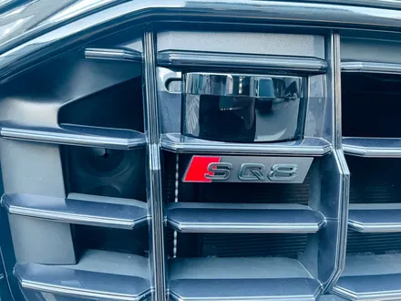 아우디 Q8 블랙팩 50TDI. 엠블럼까지 완벽한 블랙팩 시공.