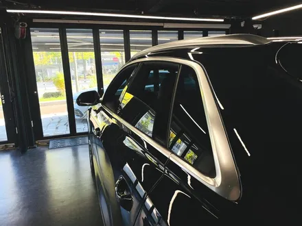 아우디 Q8 50TDI 블랙팩 + 실내 카본트림 교체. 인테리어와 익스테리어 모두 시크하게.