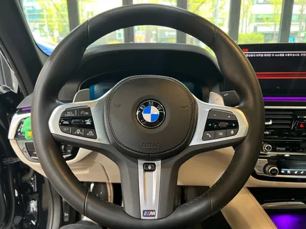 BMW G30 5시리즈 M550i 크리스탈 패키지 + M1M2 버튼 + 카본 패들시프트.