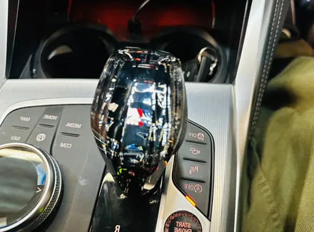 BMW G22 4시리즈 크리스탈 기어봉 교체 시공 작업.