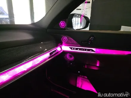 BMW G70 7시리즈 스카이라운지 선루프 + 엠비언트 스피커 확장.