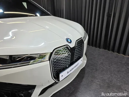BMW IX 아이코닉글로우 그릴.