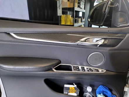 BMW F15 X5 실내 인테리어 카본트림 세트. 간단한 장착에 확실한 변화.