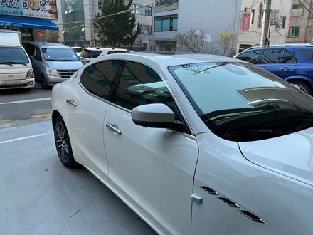 마세라티 기블리 카본 패키지 (인테리어트림+미러+손잡이+스포일러). 카본으로 인테리어부터 익스테리어까지.