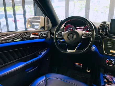 벤츠 W166 GLE350 리츠 스마트 엠비언트. GLE 인테리어에 어울리는 감각적인 분위기.