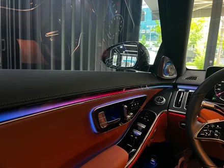 벤츠 W223 S클래스 순정 4D 부메스터 + 액티브 엠비언트 옵션 패키지.