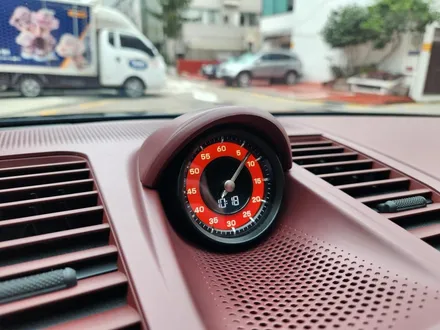포르쉐 976 파나메라 2024 크로노 시계 설치.