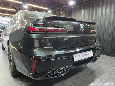 BMW G70 7시리즈 M범퍼 교체 760 버전.