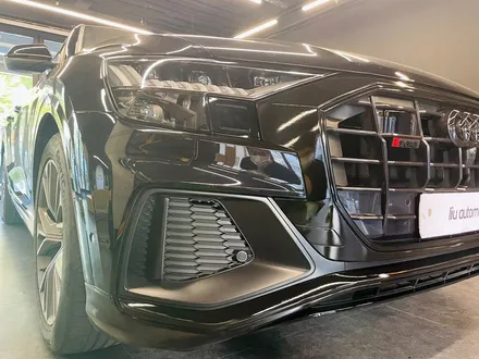 아우디 Q8 블랙팩 50TDI. 엠블럼까지 완벽한 블랙팩 시공.