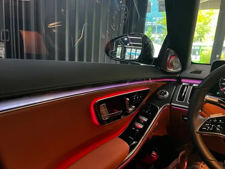 벤츠 W223 S클래스 순정 4D 부메스터 + 액티브 엠비언트 옵션 패키지.