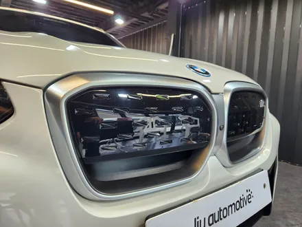 BMW iX3 키드니 그릴 교체 시공.