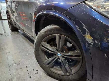 BMW F15 X5 오버휀다 휠하우스 트림 교체하기.